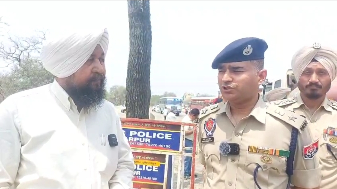 Discussion with SSP Hoshiarpur Sandeep Kumar Malik regarding the drug eradication campaign at Manguwal Checkpost.